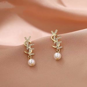 Klassiska pärlörhängen Stud Small Heart Vintage Ohrringe Gold Plated Cjeweler Flower Man Womens Luxury Earings Designer Jewelery Fashion Party Dingle Earring