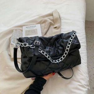 Bolsa de ombro Bola feminina 2024 Cadeia de moda Bolso Mujer Borse Donna Marche Famose Messenger Under Axarm Square Tote