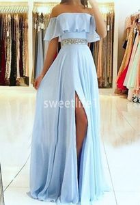 2020 Light Sky Blue Chiffon Off The Shouther Prom Dreess Sexy Side Split Beaded Sashes 라인 바닥 길이 공식 이브닝 파티 D9039250