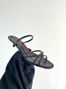 2024 مصمم صندل سترايس صندل أحذية فاخرة باريس فستان كلاسيكيات عشاء عشاء نادي النساء منخفضة الكعب 35-40