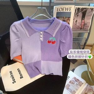 女性用Tシャツヴィンテージ女性紫色のカラーブロック半袖ニットポロTシャツ夏の甘いチェリー刺繍スリムボタントップ2024