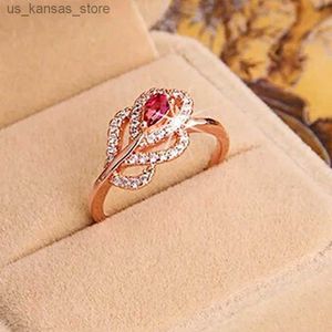 Pierścienie klastra Huitan Wspaniały czerwona gruszka sześcienna cyrkon pierścionki dla kobiet w kształcie liści w kształcie liści w kształcie liści imprezowe przyjęcie Lady Akcesoria Nowa biżuteria240408