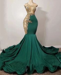 Emerald Green Mermaid Luxury African Prom Dress for Black Girl Gold Applique paljetter Crystal Satin Long Evening Formal Gown Robe de Soiree