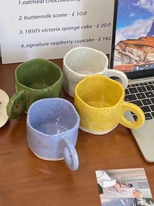 Massen Instagram -Stil Nische Internet Red Splash Tinte Tasse Unregelmäßige Frühstück Milch Paar Keramik Tasse einfach