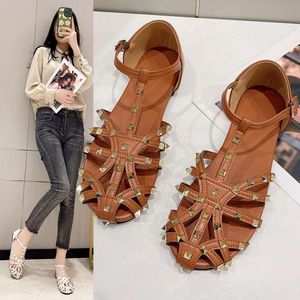 Mode europäische und koreanische neue Schnalle hohl flache Sandalen Große Sommer -Frauenschuhe