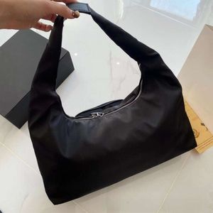 2024 Novo simples hobo hobo hobo feminino bolsa de ombro dingdang saco de compras fitness viagens lote