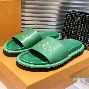designer slide slippers for women men flat Rubber outsole waterproof classic summer thick platform sandals beach outdoor scuffs