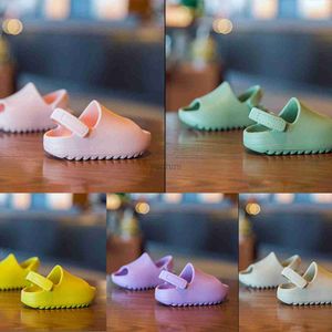 Slipper Blotona Kids Slipper Unisex Anti-Slip Solid Color Walking Shoes Inomhus Sandaler för sommarljusrosa/Beige/Green/Yellow/Purple 240408