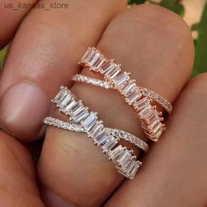 Cluster Rings Huitan New Women Wedding Rings Fashion Cross Shape Full Paved Dazzling CZ Stone Exquisite Versatile Female Accessories Jewelry240408