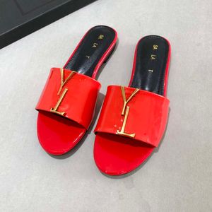 2024 Summer Explosion Slippers للنساء الصنادل للنساء المصمم أزياء مصمم أزياء صلبة يتخبط