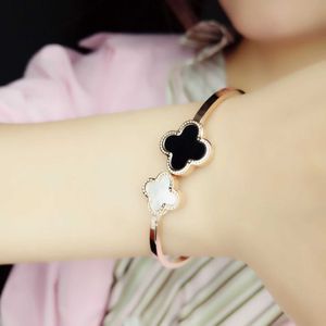 Vac -Armband Titanium Stahl Japanisch und koreanisches Internet Promi Instagram Schwarz -Weiß -Klee kleine und frische dekorative Accessoires Fashi