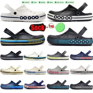 Sandálias de entupimento de grife para homens Hole Hole, espuma de borracha sandale tsapelas cruzadas Slippers Summer Beach Shoes Sliders Slides Slides Sliders 2024