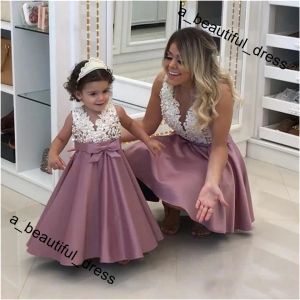Sukienki Perły Koronkie aplikacje kwiat dziewczyna sukienka moda satynowa matka i córka sukienka mini suknie dla niemowląt vneck rękaw