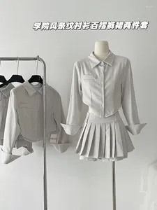 Arbetsklänningar Preppy Style Outfits 2-stycken kjol Set Gyaru Polo-Neck randiga skjortor Klassisk grå Hight Midja veckad hög kvalitet
