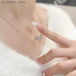 Naszyjniki wisiorek Nowy koreański naszyjnik z muszki Srebrny kolor Modny luksus do pracy Instagram Minimalistyczny elegancki łańcuch obster