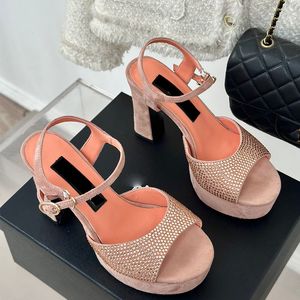 Wedge Woman Designer Sandaler Chunky Platform Heel 3cm Sandal Rhinestone Suede Ankle Justerbara spännet Sandaler Super High 10,5 cm Slingbacks Luxury Dress Shoes