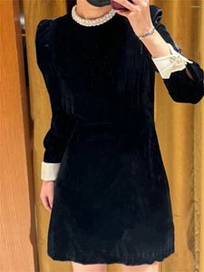 Casual Dresses Spring 2024 Women Velvet Dress O-Neck Pearl Decoration Damer Kontrast Färg Långärmad Slim High midja Elegant Mini Robe