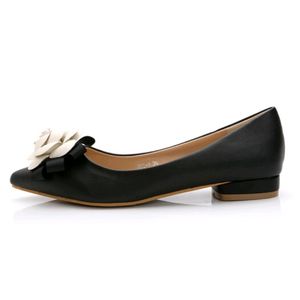 2024 Mulheres Camellia Flats Sapatos pontiagudos de plástico Lady Sapatos únicos Mulher Casual Slip em sapatos de vestido de couro misto de cores mistas