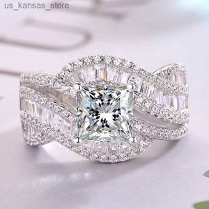 Clusterringe Huitan Gorgeous Women Wedding Rings Full Bling Iced Out CZ Stone Modern Fashion Design Engagement Jubiläum Party Lady Juwely240408