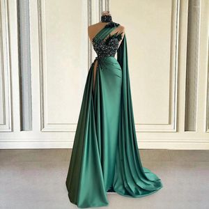 Vestidos de festa um ombro de cetim de cetim longa verde 2024 contas de luxo penas com xale dubai mulheres vestidos formais