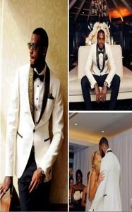 2019 Designer White Wedding Groom Mens Suits Slim Fit Bridegroom The Man Tuxedos Custom Made JackethankerCheif1830357