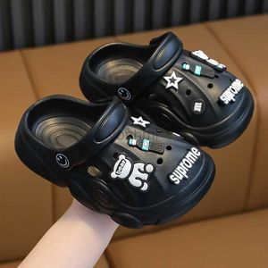 Cartoon estivo Slipperio carino Kids Shoe Hollow Platform Casual Girl Shole Sole morbida Due Slifori Anti Slip Boy Beach Shoe Sandals 240408