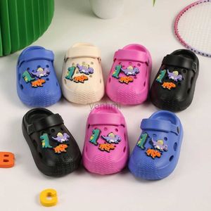 Slipper Hot-Sale Summer Kids Sandals Loch Kinderschuhe Pantoffeln weiche Anti-Skid-Cartoon DIY Design Kinderschuhe Sandy Beach Boys Mädchen 240408