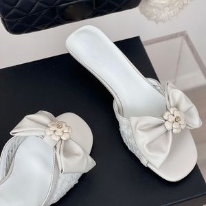 Kadın Dantel Kare Tepe Sandalet Terlik Üzerinde Kayma Slingbacks Bowknot Strass Camellia Çiçek Katırları 24SS Kızlar Yaz Açık Plaj Ayakkabı Gündelik Ayakkabı