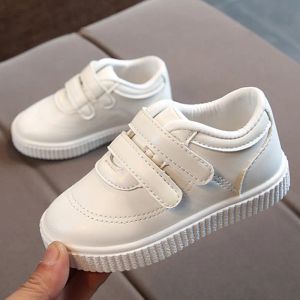 Sneakers Kids Sneakers Boys Buty Dziewczyny Treszczem Dzieci Buty skórzane Białe czarne buty szkolne różowe swobodne buty elastyczna Sole Moda