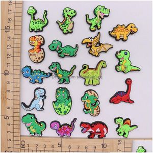 المجوهرات بالجملة 100pcs حيوانات PVC Dinosaur حديقة الحذاء ديكورات مشبك للأطفال