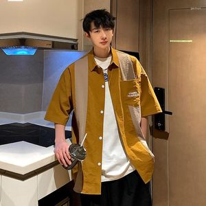 Mäns avslappnade skjortor Fashion Lapel skarvad Löst vintage Tryckt brevkläder 2024 Summer överdimensionerade koreanska toppar