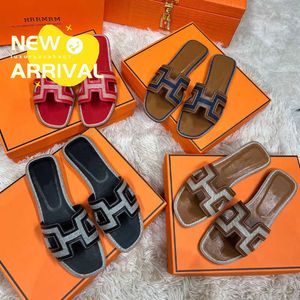 Designer -Hausschuhe neue Hausschuhe Frauen Sommer Mode tragen Leder NET ROTE UNTERSATILE SCHUHE BEACH Koreanische Tourismus Ein Wort Sandalen