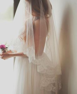 Billige errötende Brautschleier mit Spitzenverkleidung eine Schicht Brauthaarstücke Elfenbein weißer Hochzeitsschleider35175551