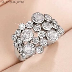 クラスターリングHuitan New Fashion Womens Ring Sparkling Cubic Zirconia Crystal Luxury Wedding Engagement Ring Womens Silver Jewelry240408