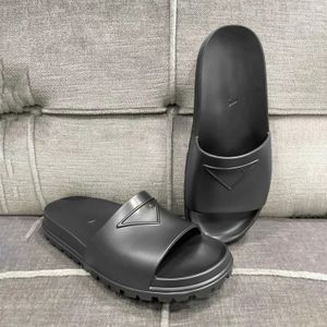 Sandal Tasarımcı Kadın Erkek Terozlu Ayakkabılar Yeni Kabartmalı Üçgen Yüksek Kalite Kafa Mule Yaz Moda Kauçuk Ayakkabı Kaydırıcıları Lüks Plaj Mokla Sandale Slayt