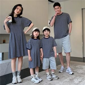 韓国のスタイリッシュな家族の服装の親と子供たちは、調整されたアウターウェアの外観の幼児縞模様の印刷された服240327