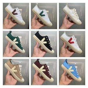 New V Low Top Primavera Sapatos de lona de verão simples e confortável Mesmo estilo sapatos para homens e mulheres Sapatos de rua versáteis Sapatos modernos