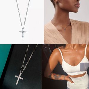 Modedesigner Amulet Halsband Amulette Lucky Cross Pendant i Platinum med diamanter mini -halsband för kvinnors smycken Valentines Day Gift Women Neckor