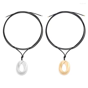 Colares pendentes Colar oval de metal feminino Jóias elegantes de colar de círculo oco Hollow