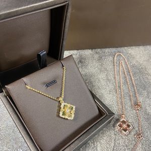 2024 Nuova collana a trifoglio Necklace femminile di alta qualità Diamond Agata Agata Agata Vite a pendente 18K Oro in acciaio inossidabile Collana Collana Gioielli