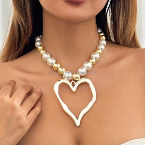 Överdriven Big Hollow Love Heart Pendant Choker Halsband Kvinnor 2024 Trend Imitation Pearl Beads Chain Grunge Jewely Steampunk
