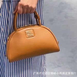 Handväska Factory 5A Trend Classic Style Autumn/Winter New Fashion Versatile Letter Handheld Bag Crossbody Small Half Month Womens