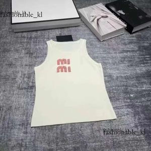 Miui Bag Designers T-shirt Kvinntankar Miu Anagram-ombroderad bomullsblandning Tank Topp Shorts Designer Suit Sticked Femme Croped Jersey Ladies Tops Mui Mui 488