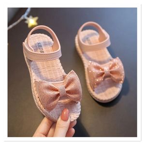 Girls sandals Versione coreana estiva Zhongda Childrens Casual Flat Sole Sole Princess Scarpe Versatile BAGNLA GIORNI BEACH S 240328