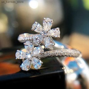 Cluster Rings Huitan Luxury Crystal Flowers CZ Adjustable Opening Rings for Women Romantic Bridal Wedding Party Finger Rings Statement Jewelry240408