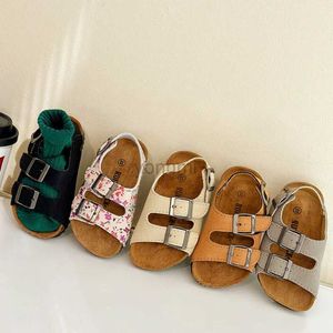 Slipper barn strandsandaler för pojkar flickor sommar utomhus mjuk ensam anti slip barn skor småbarn casual öppen tå platt sandaler 240408