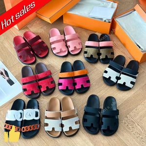 Luxury Men's Designer Flat Bottomed Slippers Summer Beach Outdoor Sandals Women's Flip Flops Fashionable Leather 2024 Tjock Soled Color Blocking Casual Women's Shoes