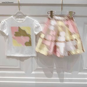 새로운 베이비 트랙 슈트 화려한 패턴 인쇄 소녀 드레스 슈트 아이 디자이너 옷 크기 90-160 cm 티 셔츠와 짧은 치마 24april
