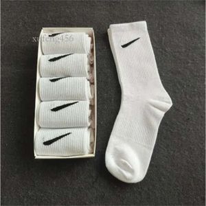 Masculino feminino esportes sólidos meias masculinas clássico gancho preto e branco Sorto de basquete, absorvendo suportes de barco curto respirável Sportsocks xufeng456