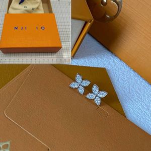 Серьги роскошные серебристые серебряные серьги с нанесены на серебряные серьги с четырьмя листовыми дизайнерами высококачественных серьгов высококачественных ювелирных ювелирных украшений